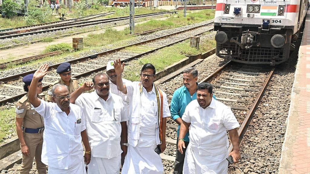 கே.எஸ்.அழகிரி ரயில் மறியல் போராட்டம்