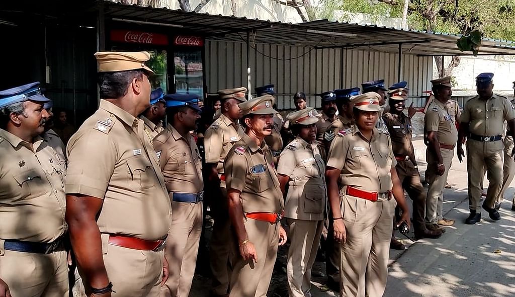 பாதுகாப்புக்கு குவிக்கப்பட்ட போலீஸார்