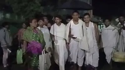 டிரைவர்கள் ஸ்ட்ரைக்; காலையில் திருமணம்; இரவு முழுக்க 28 கி.மீ நடந்து மணமகள் வீட்டிற்கு வந்த மணமகன்!