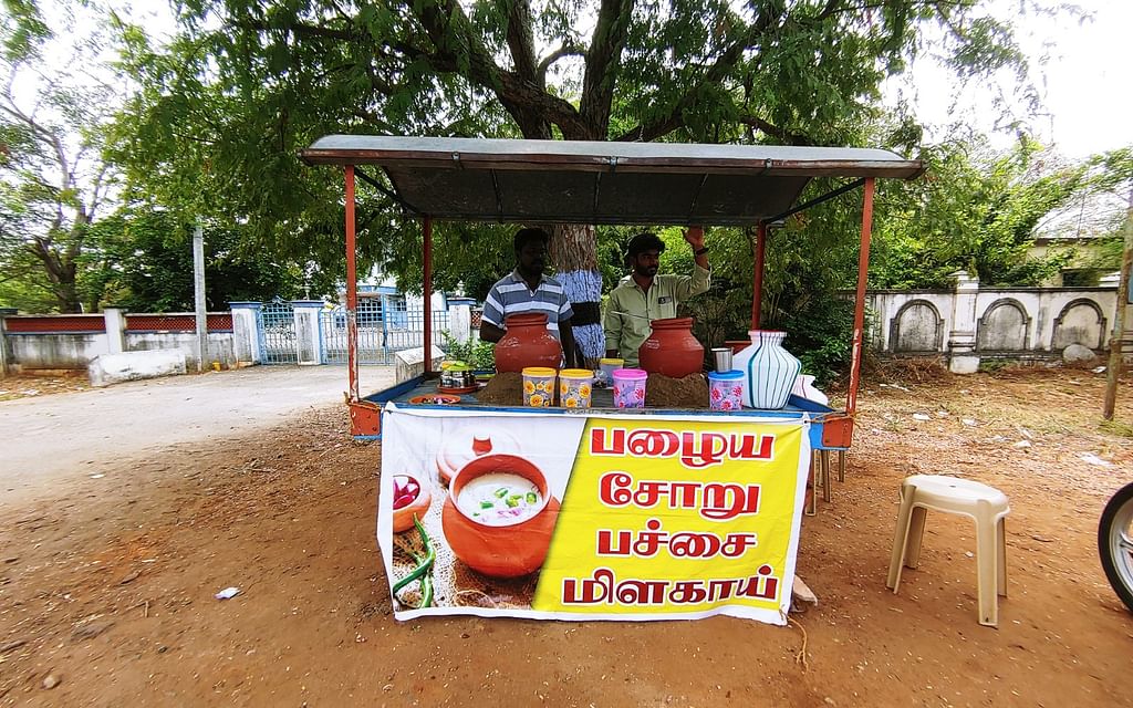 பழைய சோறு விற்கும் தள்ளுவண்டி கடை