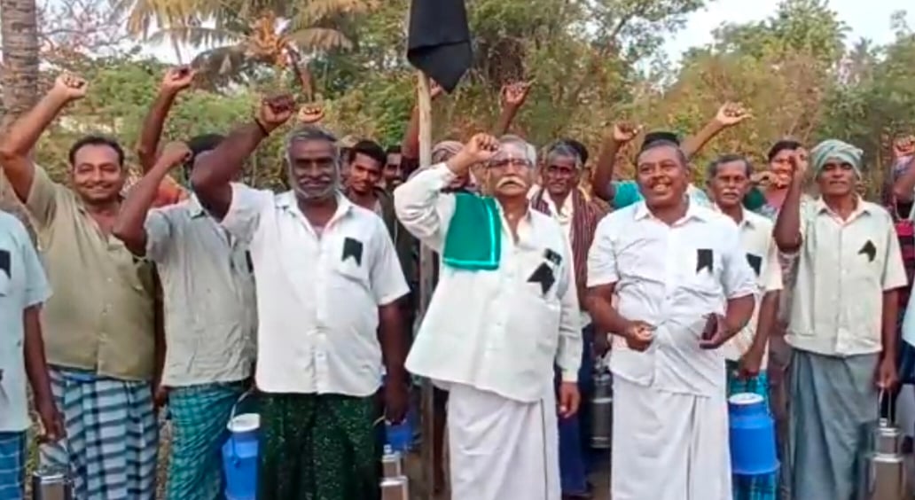 ஆவினில் குறைந்து வரும் பால் கொள்முதல்: பால் விலையை உயர்த்தி வழங்கக்கோரி கருப்புகொடி போராட்டம்!