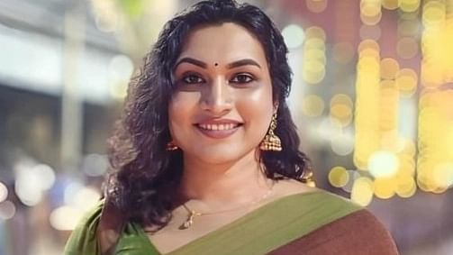 பெண் வேடமிட்ட வழிபாடு நடத்தும் ஆண்
