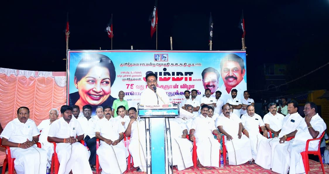 பொதுக்கூட்டத்தில் பேசும் எம்.ஆர்.விஜயபாஸ்கர் 