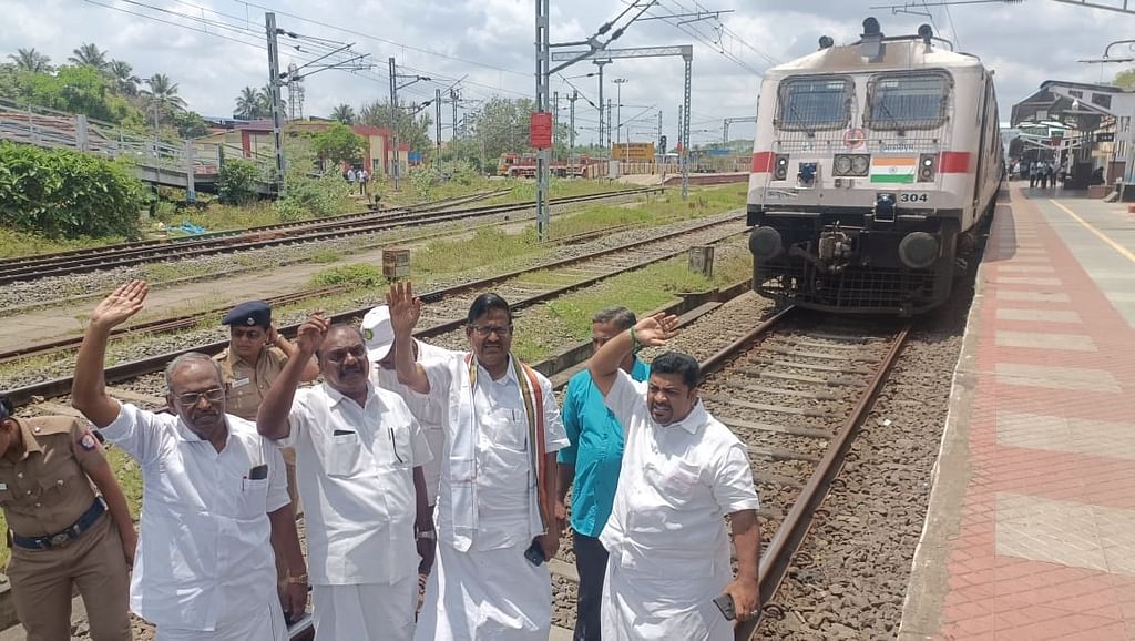 கே.எஸ்.அழகிரி ரயில் மறியல் போராட்டம்