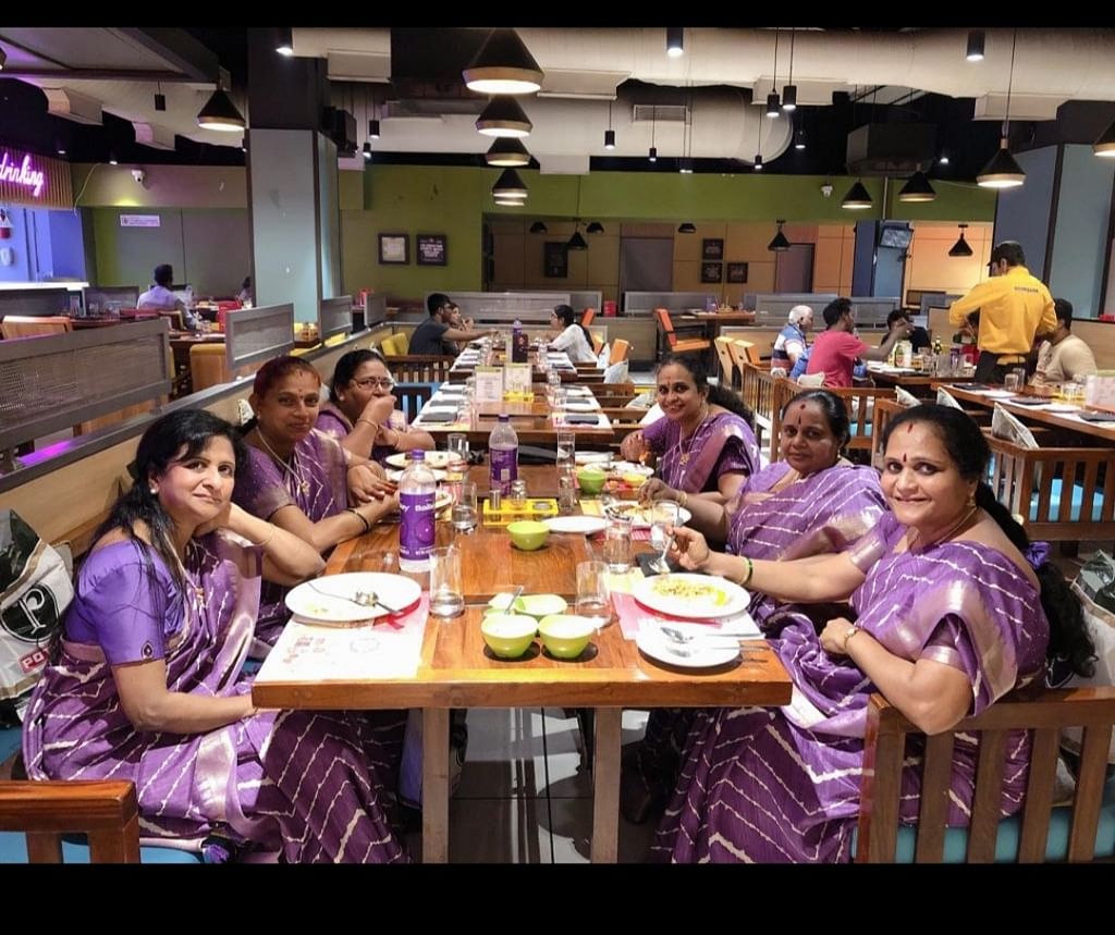 தோழிகளுடன் ஆதிரை