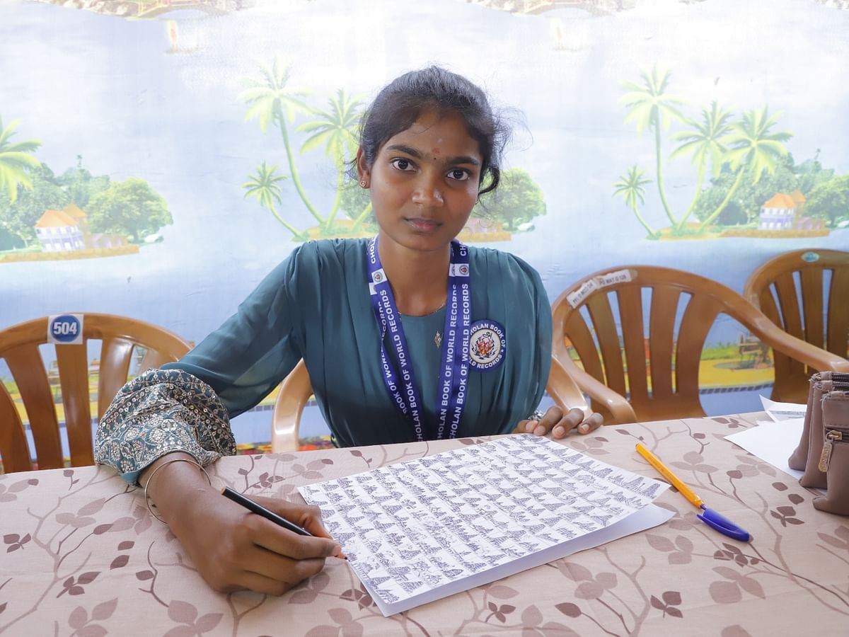 `ஒரே ஏ4 பேப்பரில் 135 கோயில்களின் ஓவியம்'- சாதனை படைத்த தஞ்சைக் கல்லூரி மாணவி!