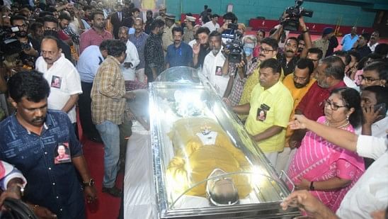 இன்னொசென்ட்டின் உடல் அஞ்சலிக்காக வைக்கப்பட்டுள்ளது