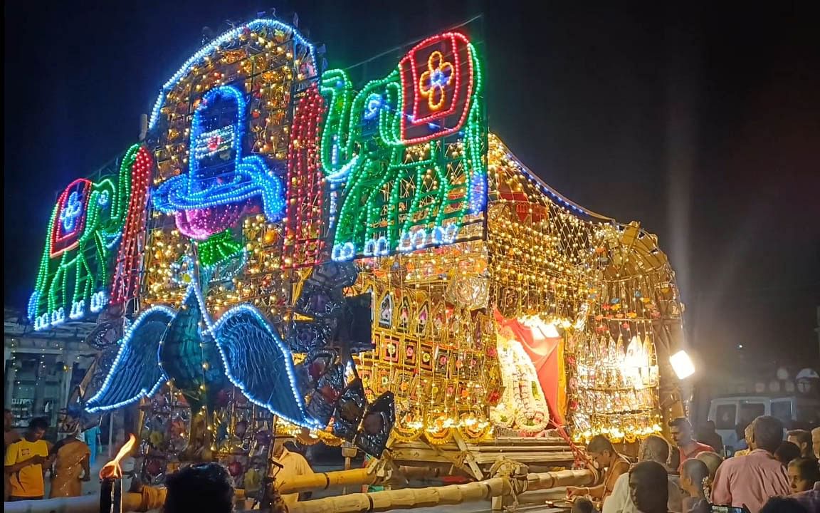 மாசிமகம்: குளித்தலை கடம்பவனேஸ்வரர் கோயிலில் கோலாகலமாக நடைபெற்ற முத்துப் பல்லக்கு வீதியுலா!