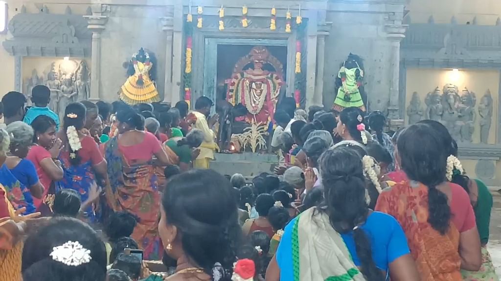 அம்மனைத் தரிசித்த பக்தர்கள்
