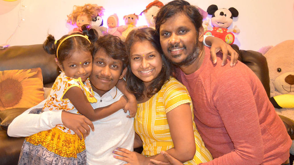 கணவர் - மகன் - மகளுடன் சியாமளா...