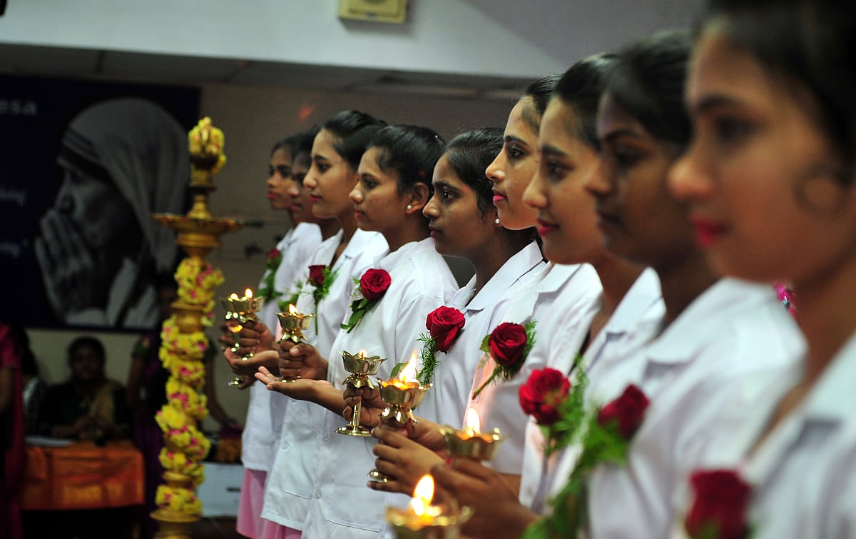 நைட்டிங்கேல் உறுதிமொழி: செவிலியர் மாணவிகள் ஒளிவிளக்கு ஏற்றி உறுதிமொழி ஏற்பு | Photo Album