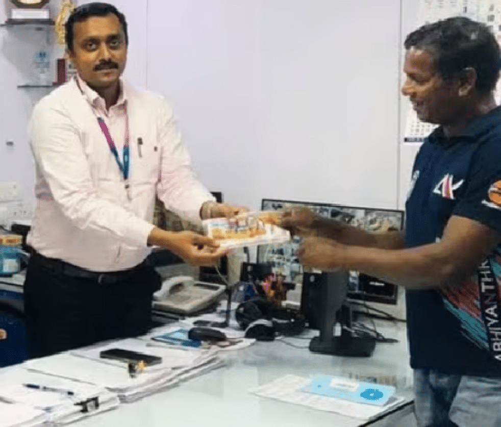 லாட்டரி சீட்டை வங்கியில் ஒப்படைக்கும் ஆல்பர்ட் டிக்கா
