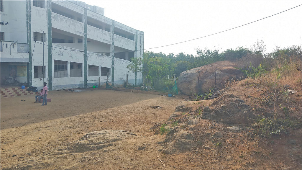 பள்ளி வளாகத்தில் பாறைக்குன்றுகள்... பரிதவிக்கும் மாணவர்கள்!