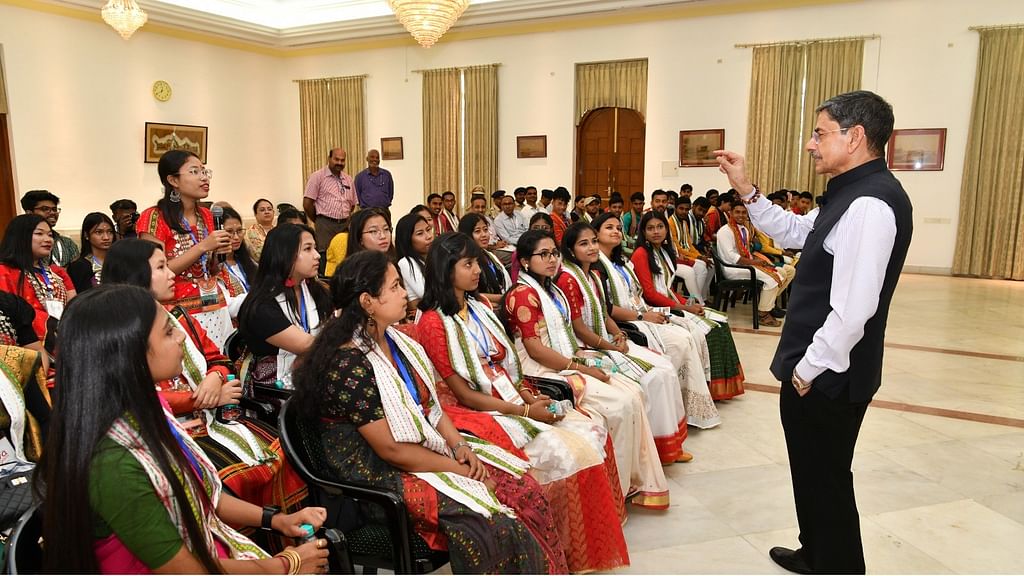 மாணவர்களுடன் ஆளுநர் ரவி