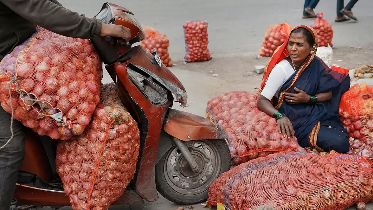  சாலையோரம் வெங்காயம் விற்பனை...