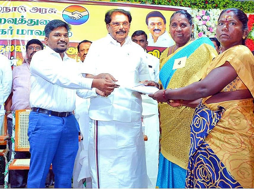 அருப்புக்கோட்டை அரசு நிகழ்ச்சி; அமைச்சரை இடைமறித்துக் கேள்வியெழுப்பிய இளம்பெண்ணால் சலசலப்பு!