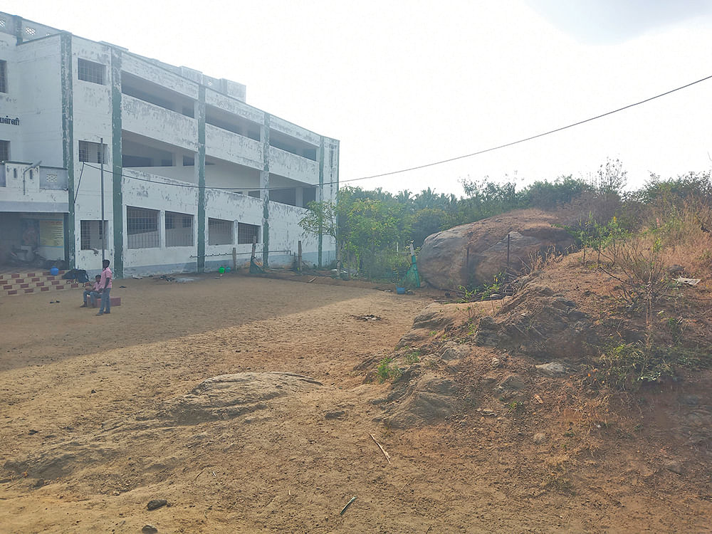 பள்ளி வளாகத்தில் பாறைக்குன்றுகள்... பரிதவிக்கும் மாணவர்கள்!