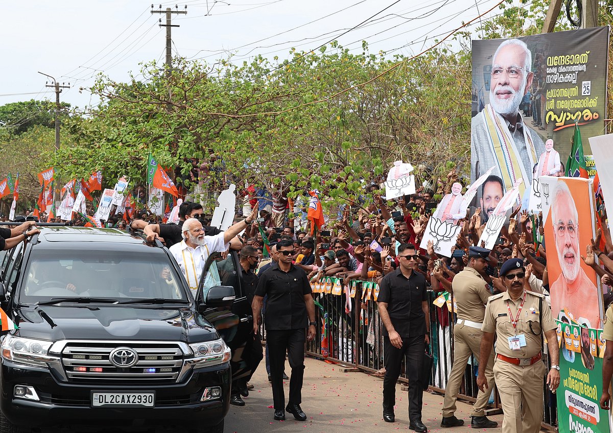 கேரளா: பிரதமர் மோடி நோக்கி வந்த பொருள்; விரைந்து செயல்பட்ட பாதுகாப்பு அதிகாரி | வீடியோ