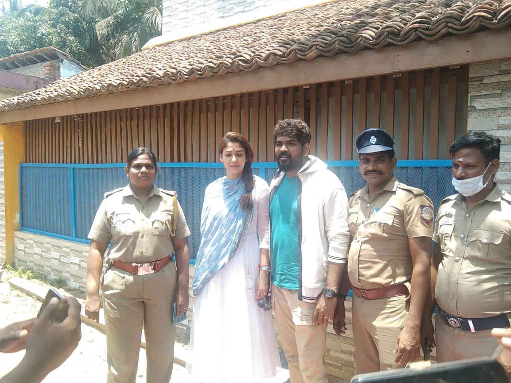 நயன்தாரா,விக்னேஷ் சிவனுடன் போட்டோ எடுத்து கொண்ட போலீஸார்