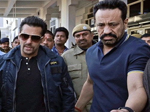 மும்பை விமான நிலையம்: நடிகர் சல்மான் கானுடன் கைகுலுக்க முயன்ற ரசிகர்; தள்ளிவிட்ட பாதுகாவலர்!