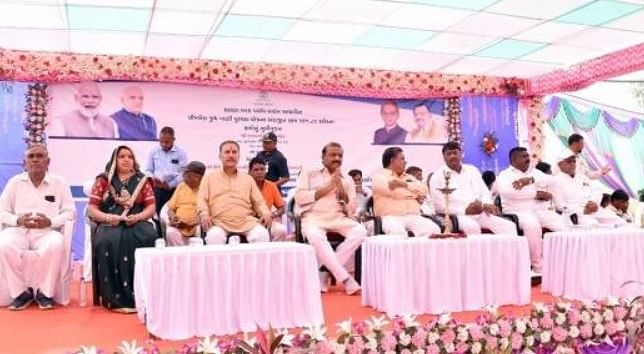 ஷைலேஷ் சிமன்லால் பட் (இடமிருந்து 3வது)