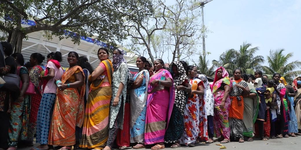 சேப்பாக்கத்தில் களமிறங்கிய ரசிகர்கள்