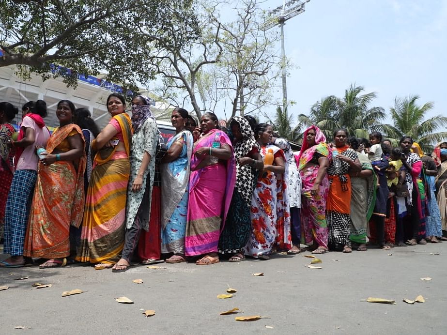 Chepauk: `புள்ளைங்க தலைவன் தோனிய பார்த்தே ஆகணும்னு சொல்றாங்கப்பா!'|சேப்பாக்கம் Spot Visit
