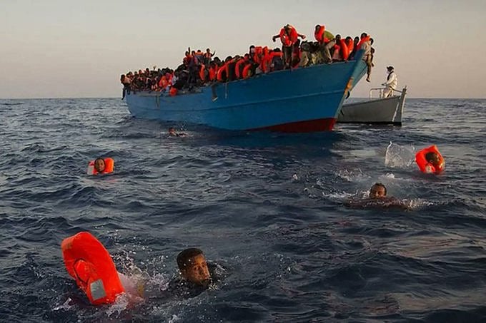 துனிசியா டு இங்கிலாந்து: படகு கவிழ்ந்து விபத்து - புலம்பெயர்ந்து சென்ற மக்களின் நிலை என்ன!?  