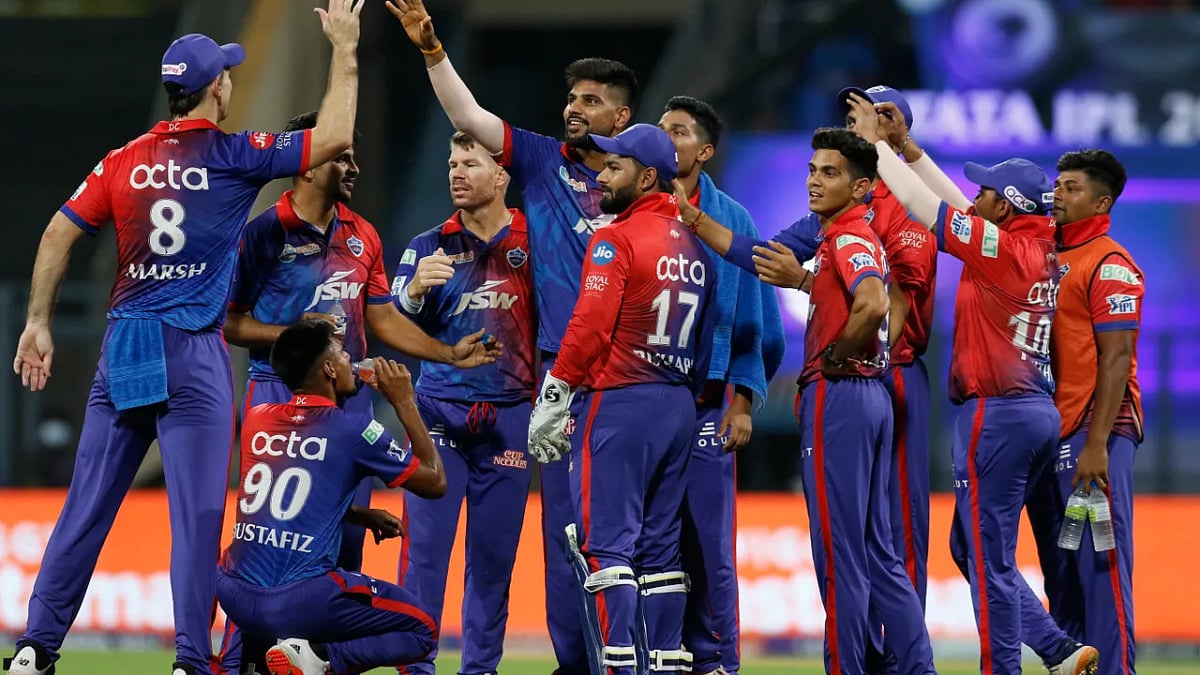 Delhi Capitals: 16 பேட்டுகள், கிளவுஸ், ஷூ - காணாமல் போன டெல்லி அணி வீரர்களின் விளையாட்டு உபகரணங்கள்!