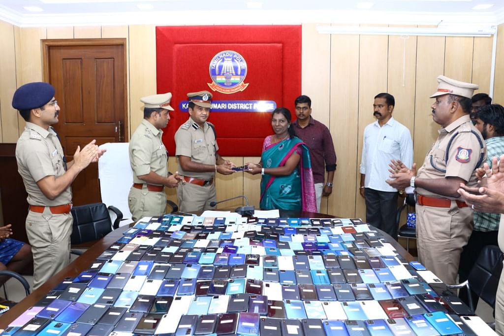மீட்கப்பட்ட செல்பொன்களை ஒப்படைத்த டி.ஐ.ஜி பிரவேஷ்குமார்