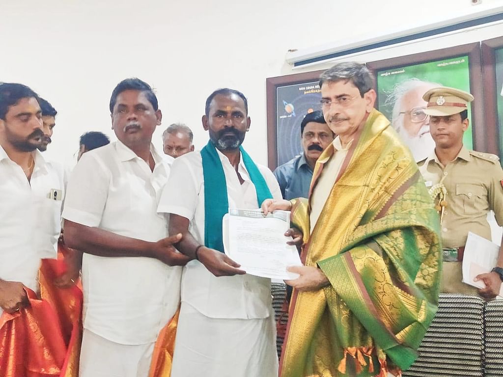 விவசாயிகளிடம் மனுக்களை வாங்கிய ஆளுநர்