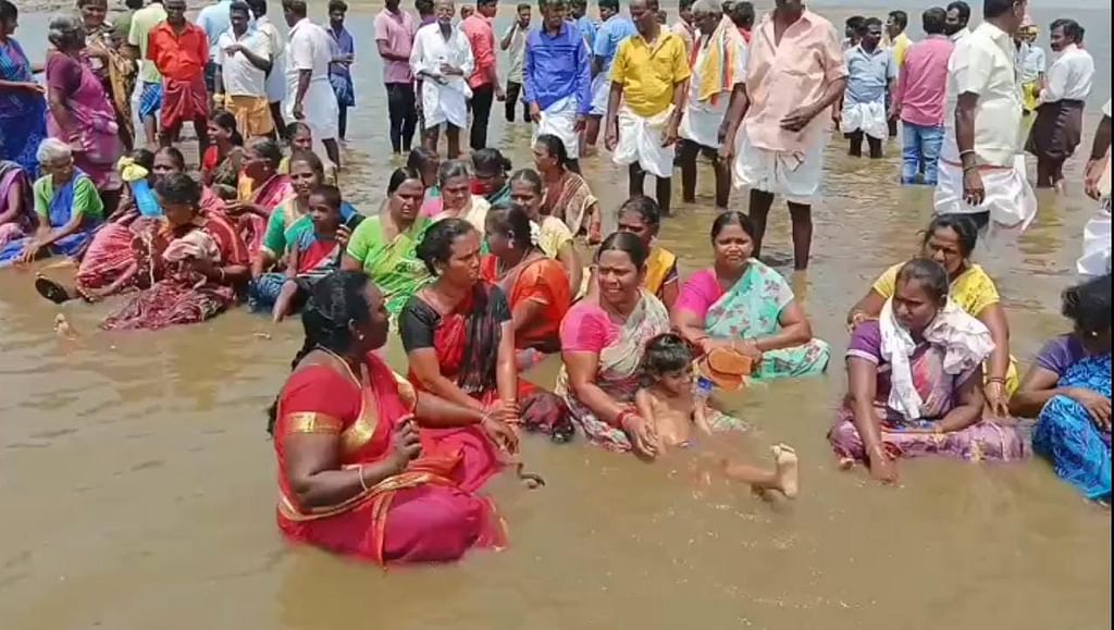 வைகை நீர்ப்பிடிப்புப் பகுதியில் அமர்ந்து பெண்கள் போராட்டம்