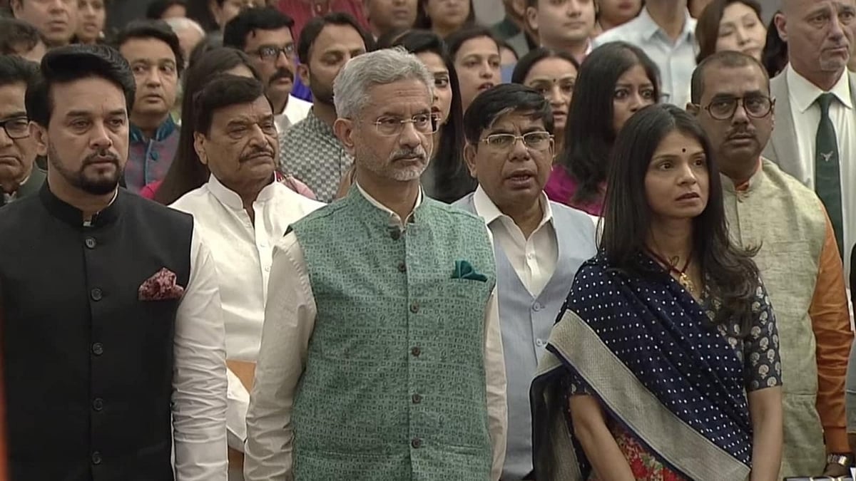 விருது பெற்ற மாமியாருக்கு பிரிட்டன் பிரதமர் வாழ்த்து |ரஷ்ய ரூபிளின் மதிப்பு சரிவு - உலகச் செய்திகள்