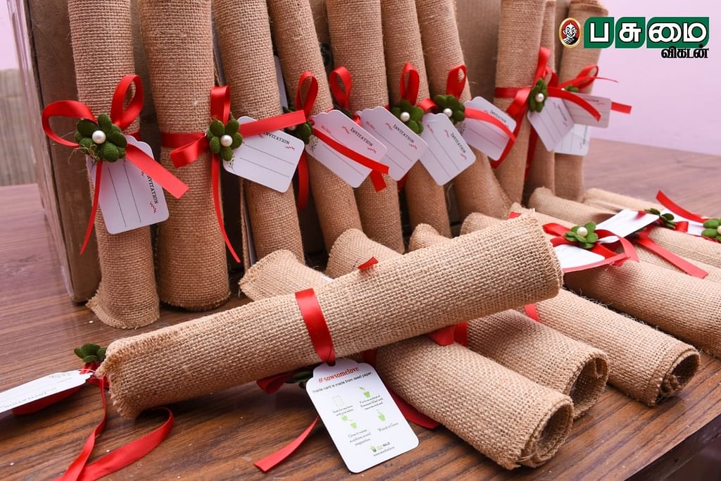 மர விதைகள் கொண்ட அழைப்பிதழ்