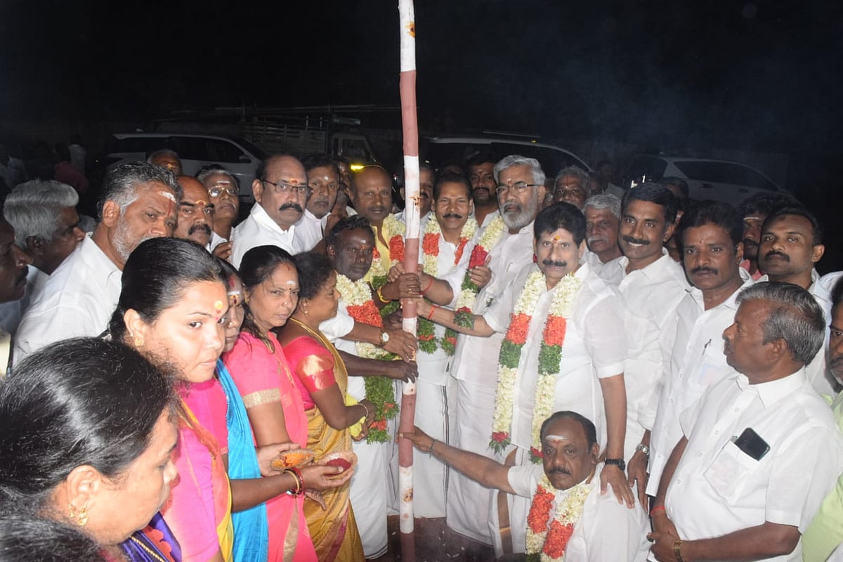 அதிகாலையில் கால்கோள் விழா; சர்ச்சையாகும் கொடி விவகாரம் - ஓ.பி.எஸ் மாநாடு ஏற்பாட்டில் நடப்பது என்ன?