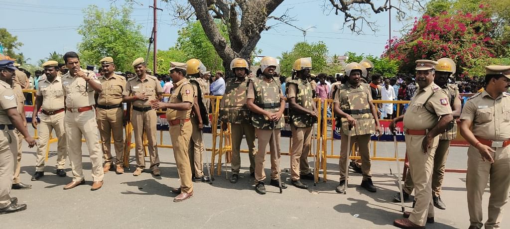பாதுகாப்புக்காக குவிக்கப்பட்டிருக்கும்அதிரடிப்படை போலீஸார்