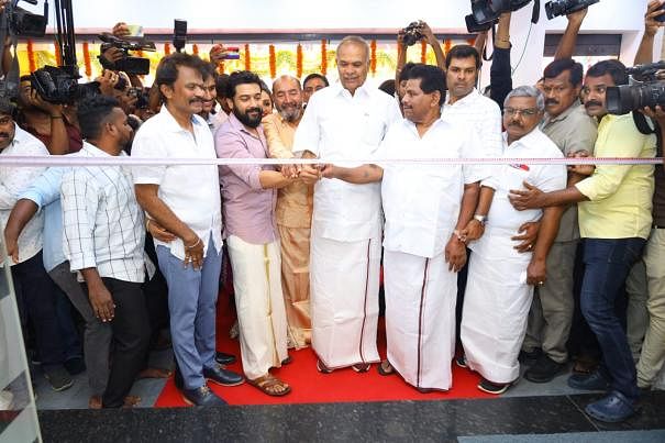 ஹரி புதிதாக ஆரம்பித்த ஸ்டுடியோ திறப்பு விழா