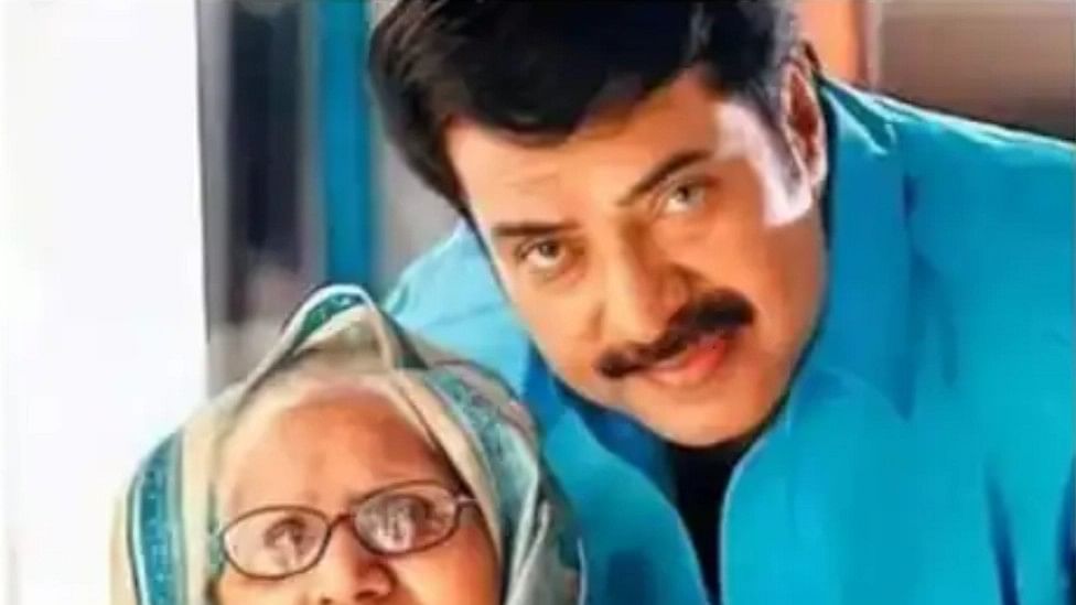 மம்முட்டி தன் தாய் பாத்திமா இஸ்மாயிலுடன்
