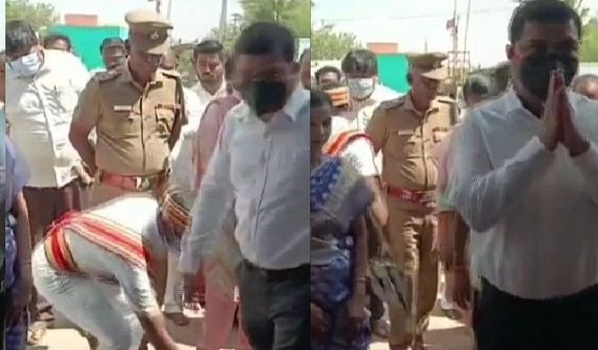 ஷூ-வை எடுக்கும் மாவட்ட ஆட்சியரின் உதவியாளர்