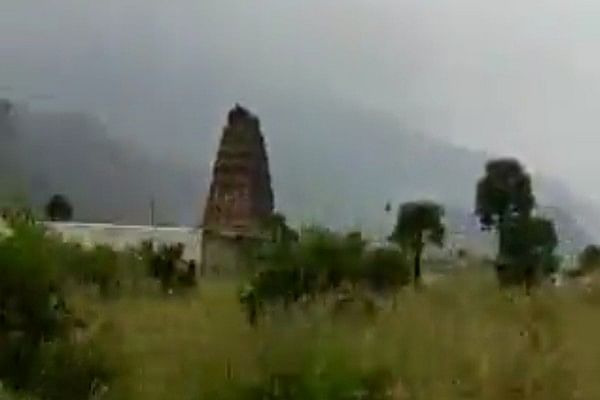 மலையடிவாரத்தில் அமைக்கப்பட்டுள்ள கோயில் செட்