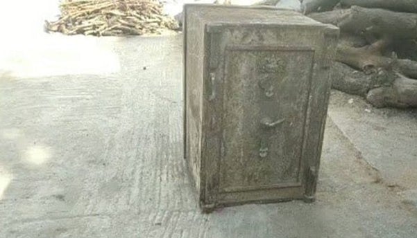 விற்பனை செய்த வீட்டில் கிடைத்த லாக்கர், புதையல் ஆசையில் முட்டிக்கொண்ட உரிமையாளர்கள்- என்ன நடந்தது?