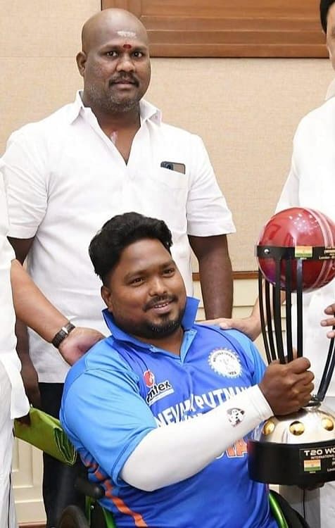 வினோத் பாபு - தினேஷ்குமார்
