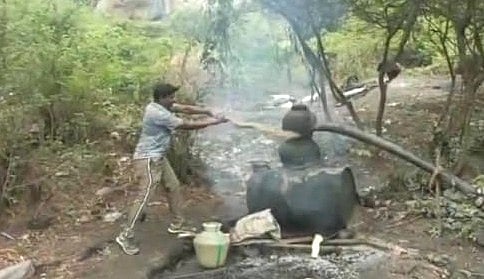 40 மலைப் பகுதிகளை சுற்றிவளைத்த 165 காவலர்கள் - அடித்து நொறுக்கப்பட்ட 17,350 லிட்டர் சாராய ஊறல்கள்!