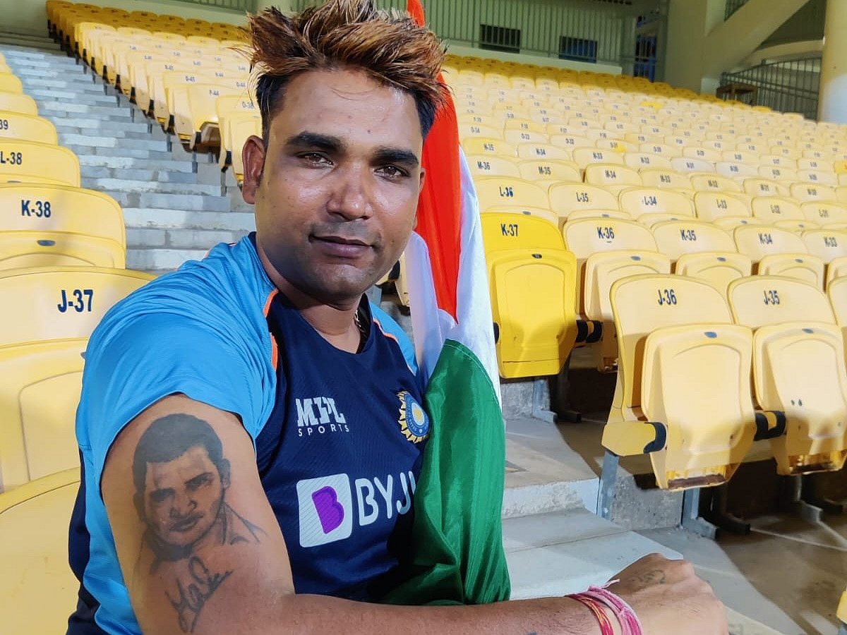 Dhoni: ரசிகரின் மகனுக்கு தோனியின் கிரிக்கெட் பயிற்சி; சண்டிகர் டு சேப்பாக்கம்; யாரிந்த ராம் பாபு?!