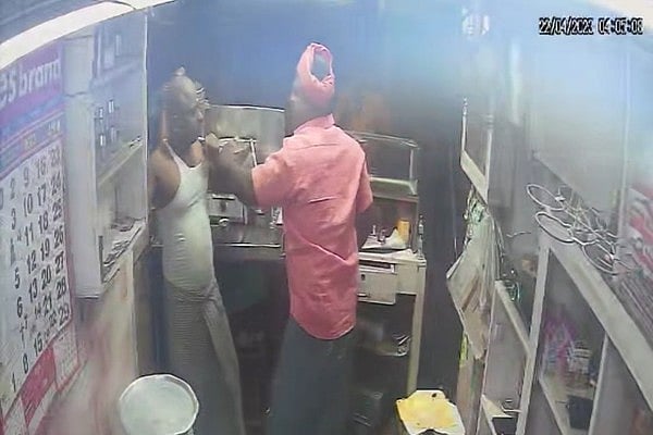 நெல்லை: மது குடிக்க டீக்கடையில் கிளாஸ் கேட்டு தொந்தரவு - தர மறுத்த கடைக்காரரை உதைத்த போதை ஆசாமி!