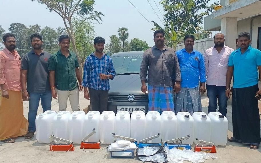 திண்டிவனம்: வீட்டில் சாராயம் தயாரிப்பு; காரில் கடத்தியபோது போலீஸில் சிக்கிய திமுக கவுன்சிலரின் கணவர்