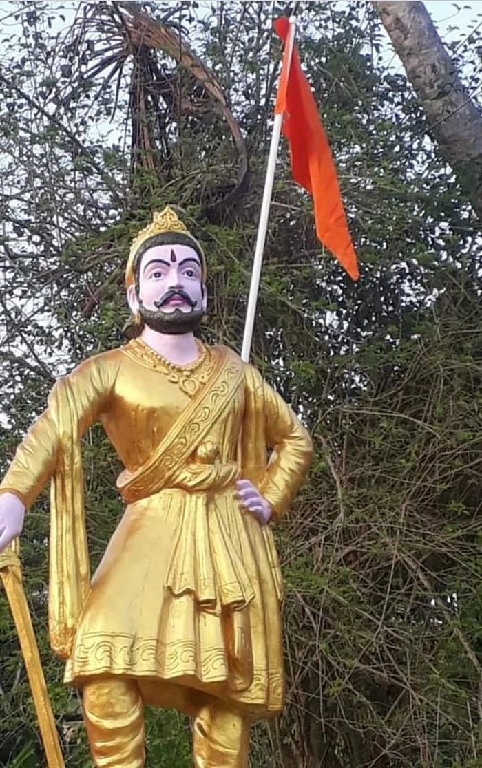 உடைப்பதற்கு முன்பு சிவாஜி சிலை