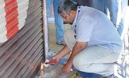 திருப்பூர்: ஆயுர்வேதம் படித்துவிட்டு அலோபதி மருத்துவம்; தனியார் கிளினிக்குக்கு சீல் வைத்த அதிகாரிகள்