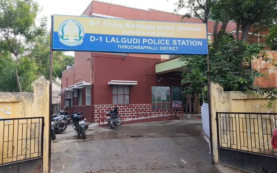 போலீஸ் ஸ்டேஷன் முன்பு தீக்குளித்த சிறைக் காவலர்; சஸ்பெண்ட் செய்யப்பட்ட எஸ்.ஐ - நடந்தது என்ன?