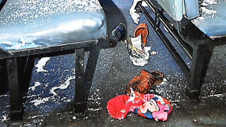 கேரளா: ஓடும் ரயிலில் பயணிகள் மீது பெட்ரோல் ஊற்றி தீவைத்த கொடூரன் - 3 உடல்கள் தண்டவாளத்தில் மீட்பு